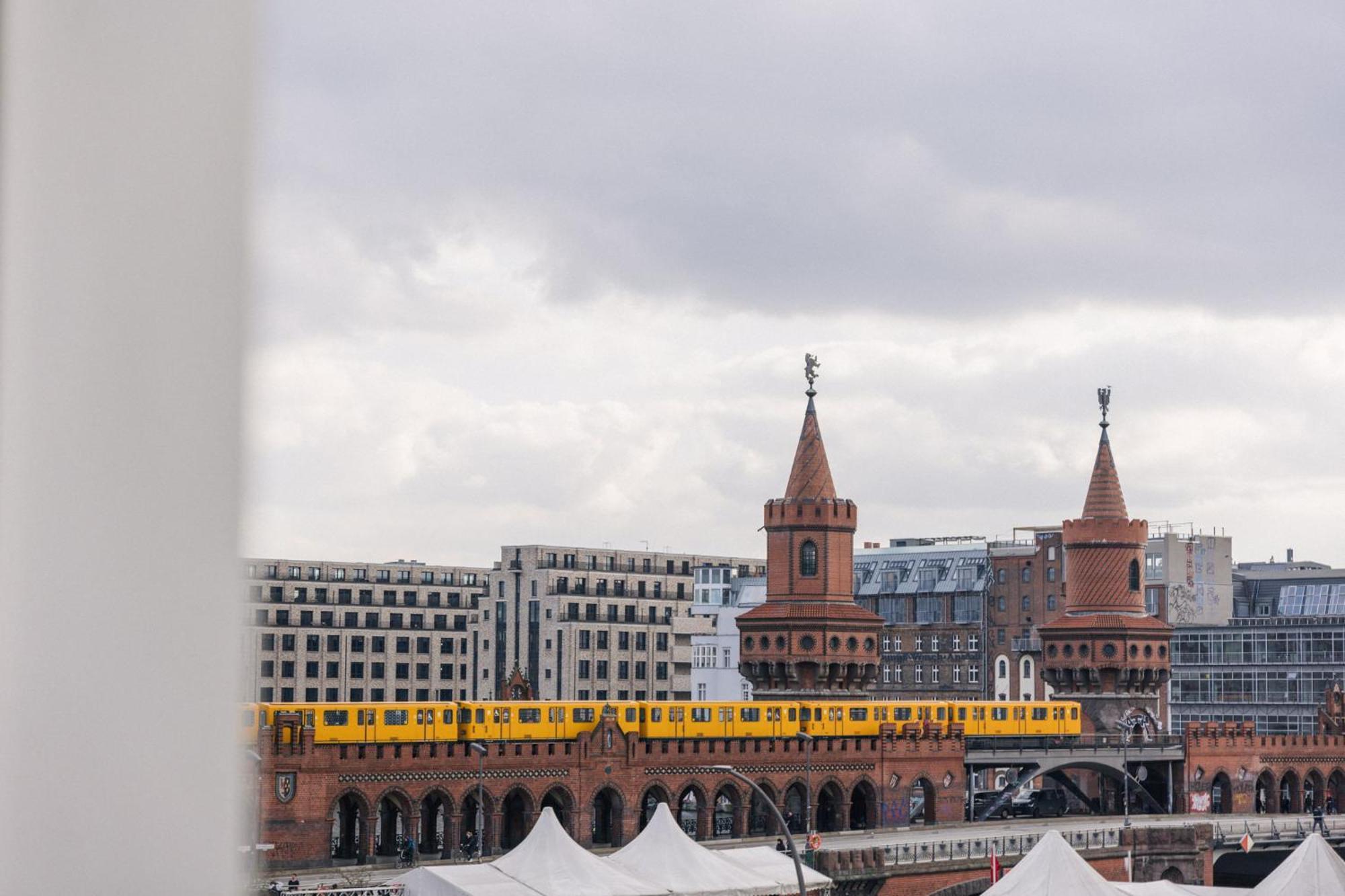 Homaris East Side Hotel Berlin Bagian luar foto