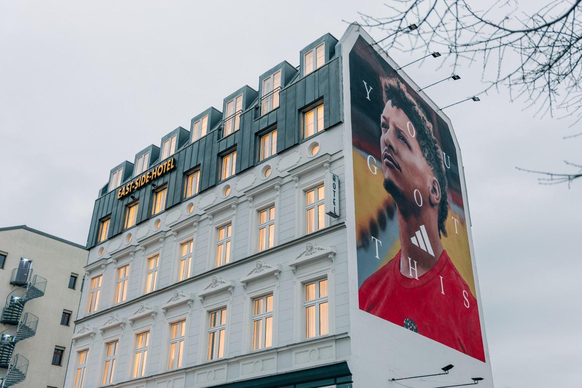 Homaris East Side Hotel Berlin Bagian luar foto